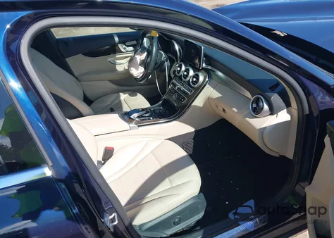 2015 Mercedes-Benz C 300 4Matic z USA, uszkodzony, nr VIN 55SWF4KB9FU066232